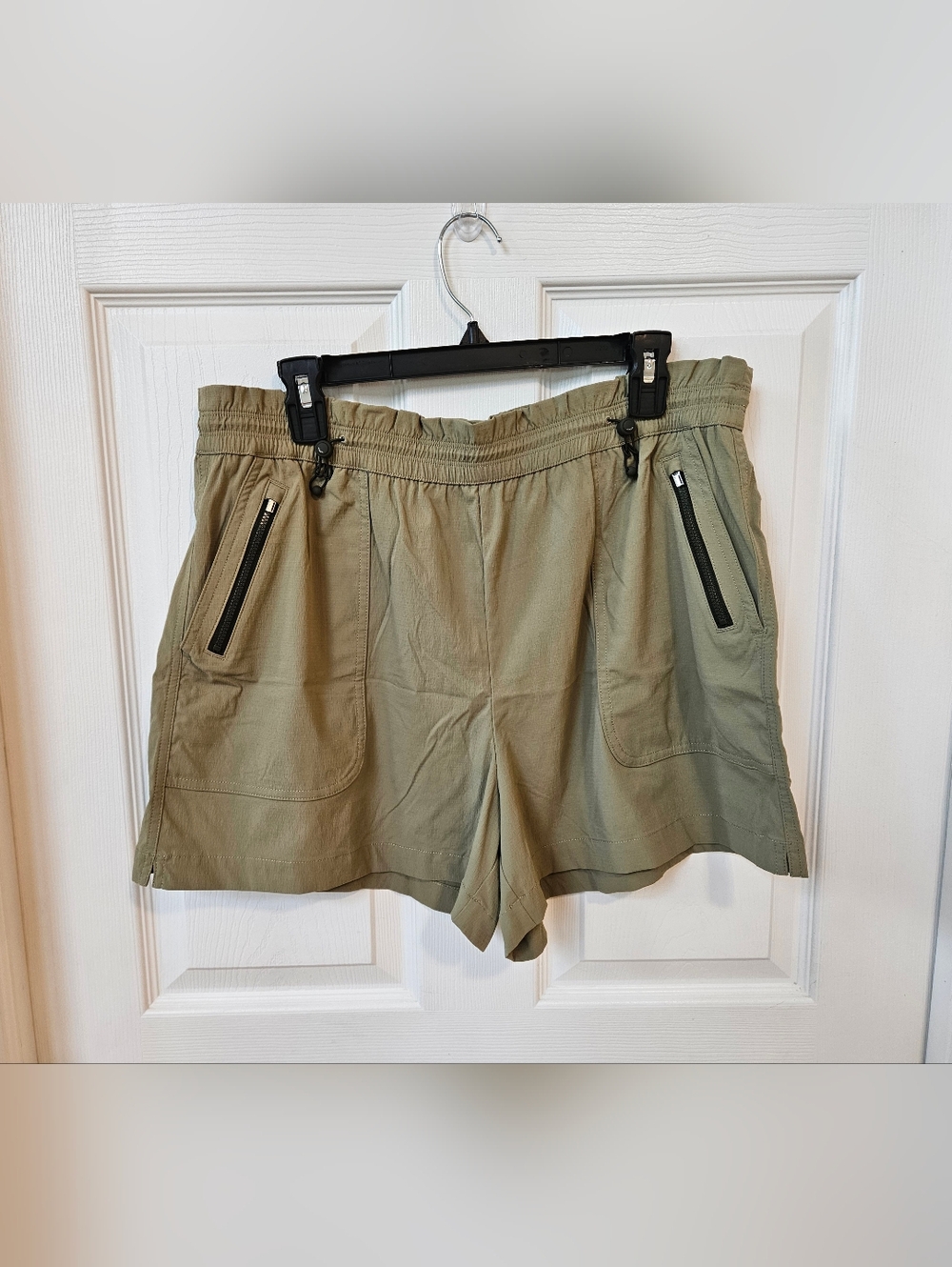 Athleta Women's Size Large Olive Green Hiking Shorts Zip Pocket Lightweight